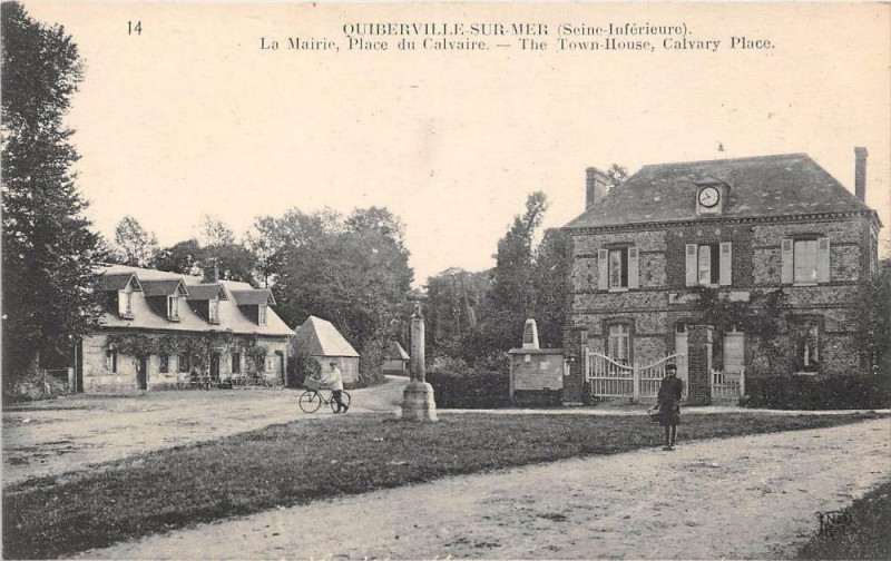 Carte postale ancienne Quiberville Sur Mer La Mairie Place Du Calvaire(Cliché pas courant à Quiberville
