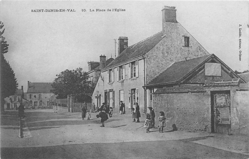 Carte postale ancienne Saint Denis En Val La Place De L'Eglise à Saint-Denis-en-Val