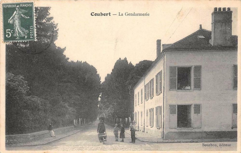 Carte postale ancienne Coubert La Gendarmerie (cliché rare à Coubert