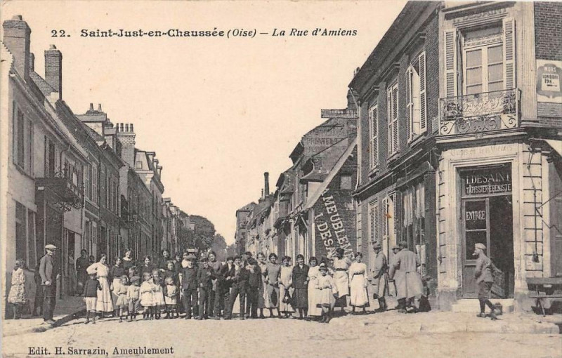 Carte postale ancienne Saint Just En Chaussee La Rue D'Amiens