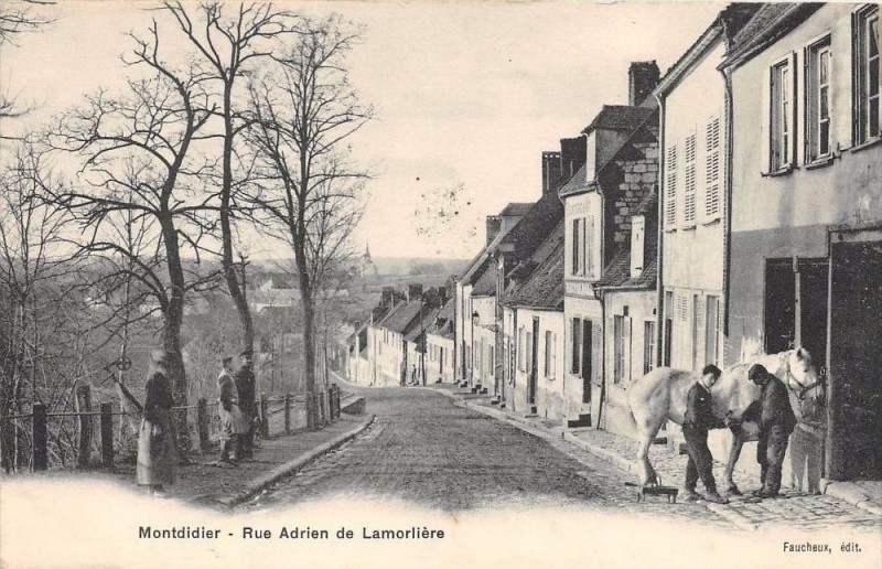 Carte postale ancienne Montdidier Rue Adrien De Lamoriciere à Montdidier