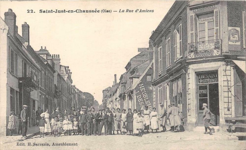 Carte postale ancienne Saint Just En Chaussee La Rue D'Amiens