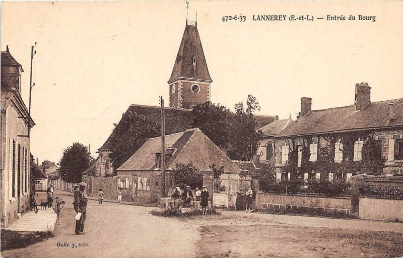 Carte postale ancienne Lanneray Entree Du Bourg