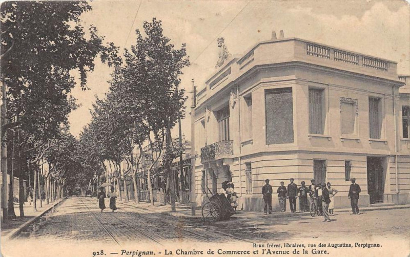 Carte postale ancienne Perpignan La Chambre De Commerce Et Avenue De La Gare à Perpignan