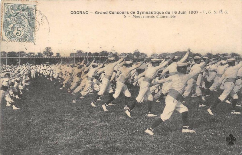 Carte postale ancienne Cognac Grand Concours De Gymnastique Du 16 Juin 1907 Mouvements D'Ensembl à Cognac