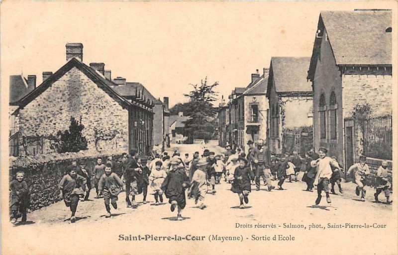 Carte postale ancienne Saint Pierre La Cour Sortie D'Ecole (Grosse Animation à Saint-Pierre-la-Cour