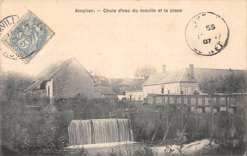 Carte postale ancienne Amplier Chute D'Eau Du Moulin Et La Place à Amplier