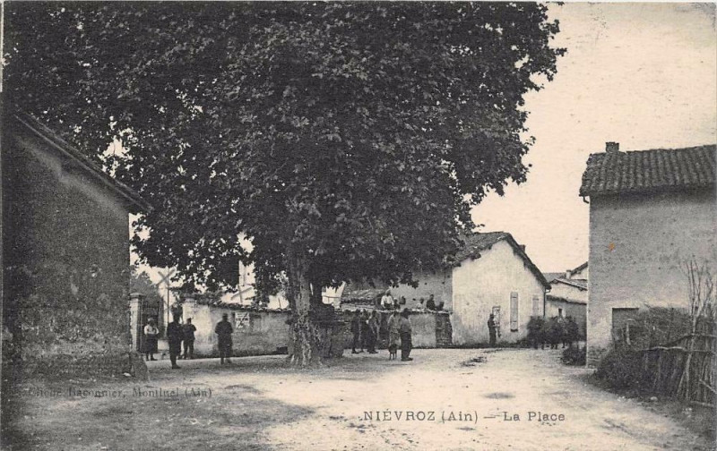 Carte postale ancienne Nievroz La Place à Niévroz