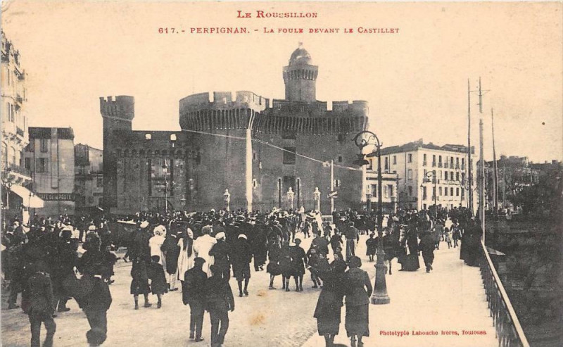 Carte postale ancienne Perpignan La Foule Devant Le Castillet à Perpignan