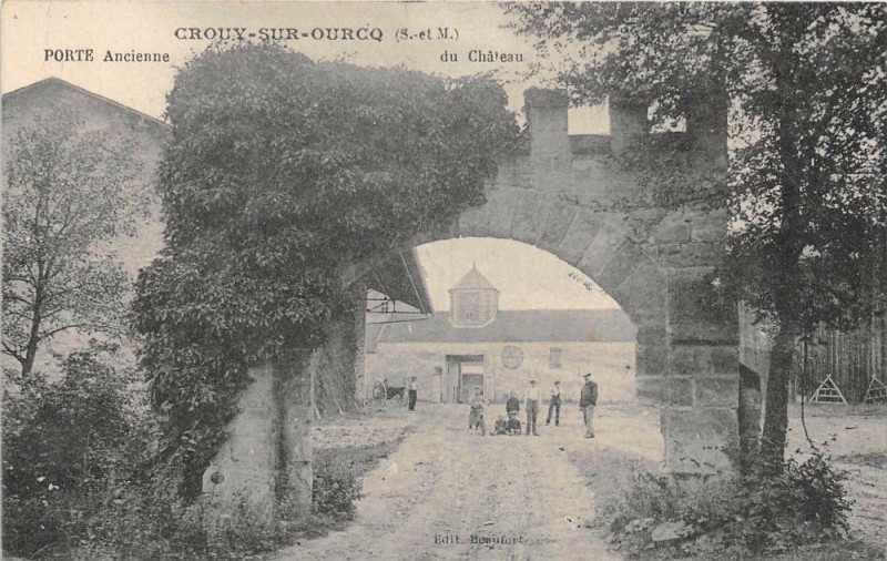 Carte postale ancienne Crouy Sur Ourcq Porte Ancienne Du Chateau à Crouy-sur-Ourcq