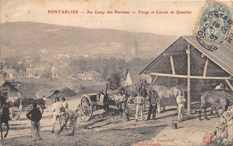 Carte postale ancienne Pontarlier Au Camp Des Pareuses Forge Et Corvee De Quartier à Pontarlier