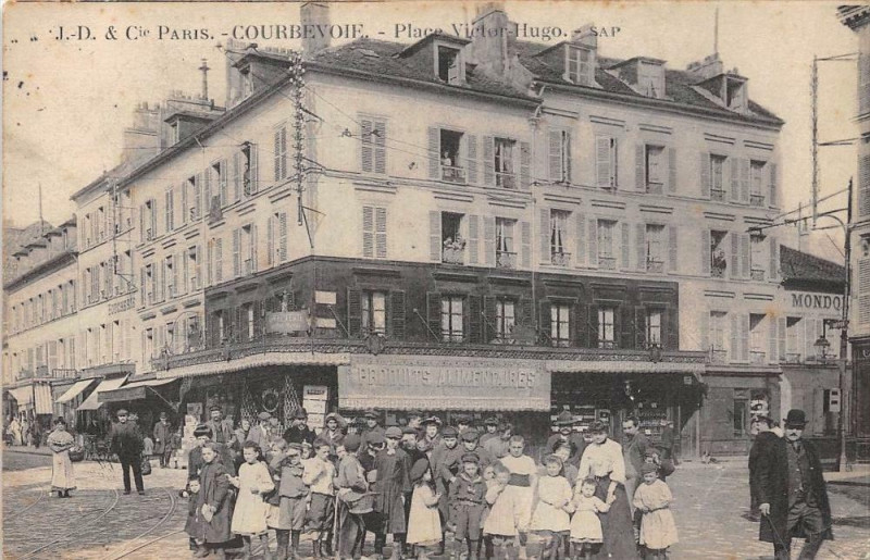 Carte postale ancienne Courbevoie Place Victor Hugo à Courbevoie