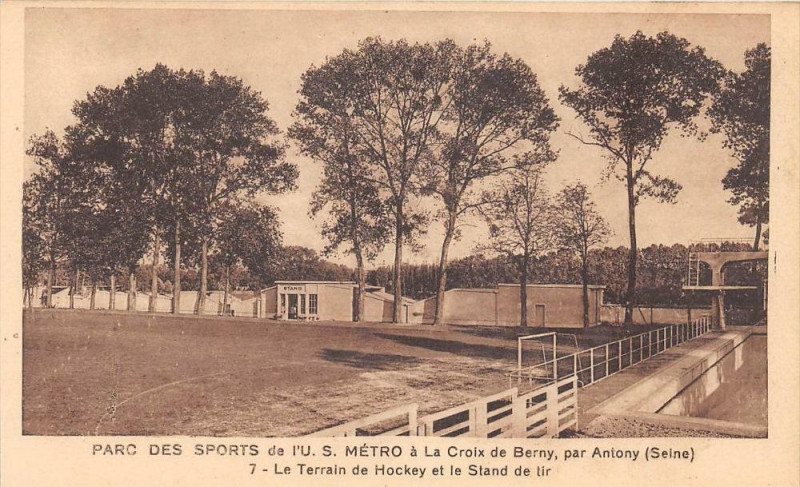 Carte postale ancienne Parc Des Sports De L´u.s.metro A La Croix De Berny Par Antony Le Terrain à Antony