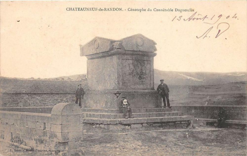 Carte postale ancienne Chateauneuf De Randon Cenotaphe Du Connetable Duguesclin