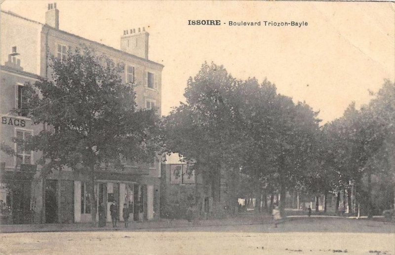 Carte postale ancienne Issoire Boulevard Triozon Bayle à Issoire