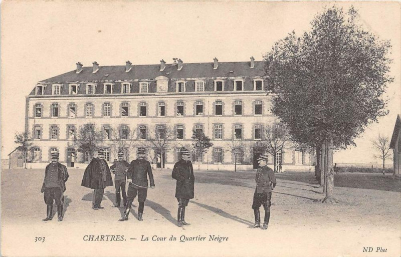 Carte postale ancienne Chartres Cour Du Quartier Neigre à Chartres
