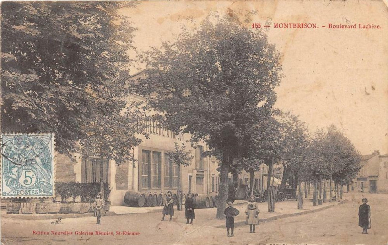 Carte postale ancienne Montbrison Boulevard Lacheze (Distillerie A Vapeur Derriere Les Enfants à Montbrison