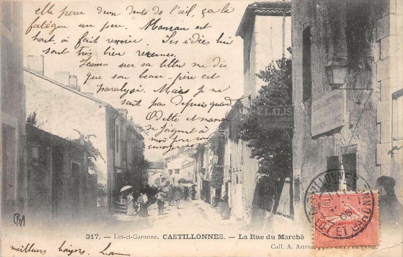 Carte postale ancienne Castillonnes La Rue Du Marche à Castillonnès