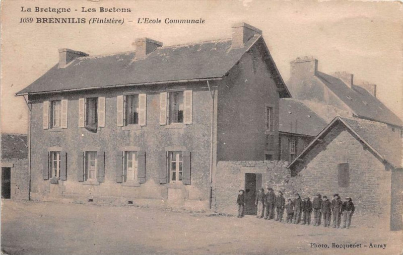 Carte postale ancienne Brennilis L'Ecole Communale à Brennilis