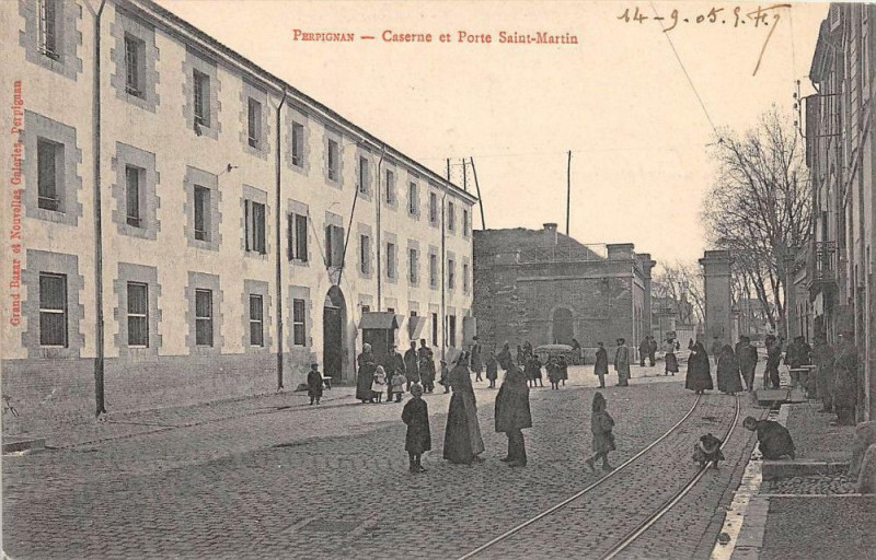 Carte postale ancienne Perpignan Caserne Et Porte Saint Martin à Perpignan
