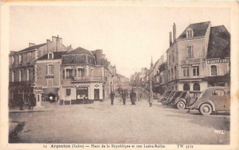 Carte postale ancienne Argenton Place De La Republique Et Rue Ledru Rollin (cliché pas courant