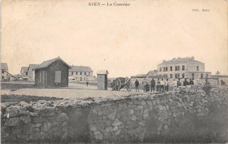 Carte postale ancienne Gien La Caserne à Gien