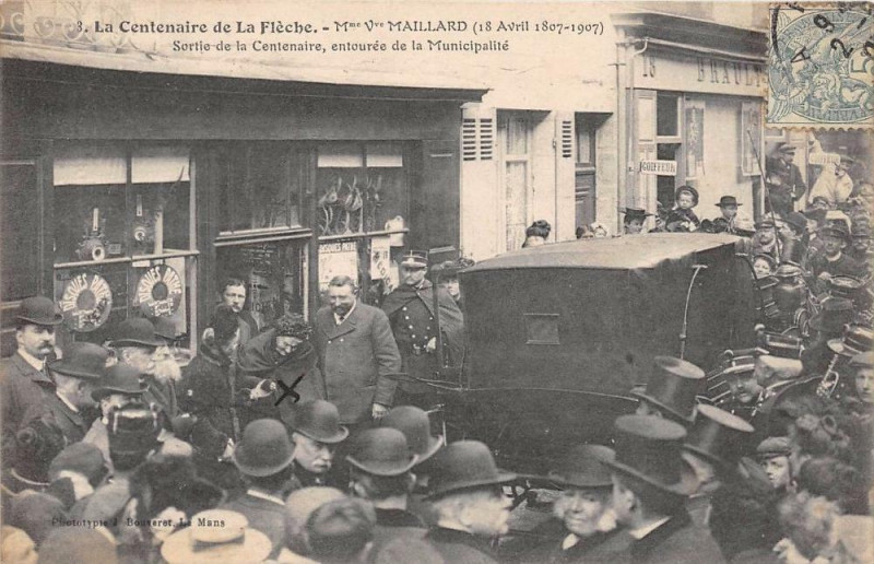 Carte postale ancienne La Centenaire De La Fleche Mme Veuve Maillard Sortie De La Centenaire Ent