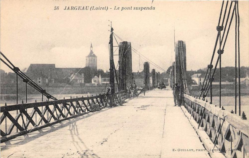 Carte postale ancienne Jargeau Le Pont Suspendu à Jargeau