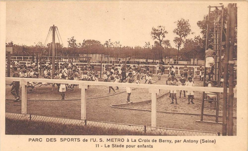 Carte postale ancienne Parc Des Sports De L´u.s.metro A La Croix De Berny Par Antony Le Stade Po à Antony