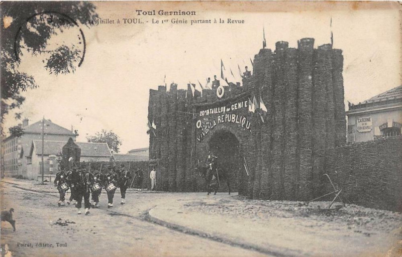 Carte postale ancienne Toul Garnison 14 Juillet A Toul Le 1ER Genie Partant A La Revue à Toul