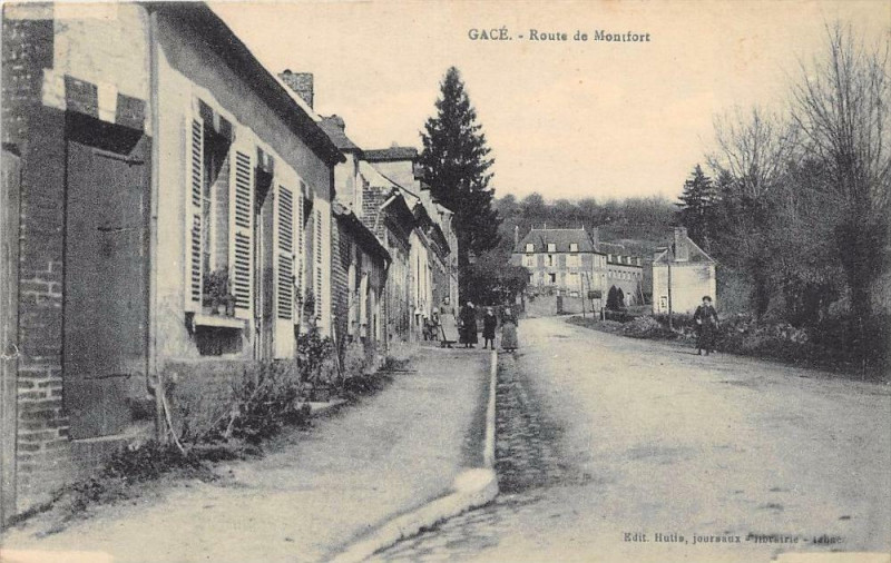 Carte postale ancienne Gace Route De Montfort à Gacé