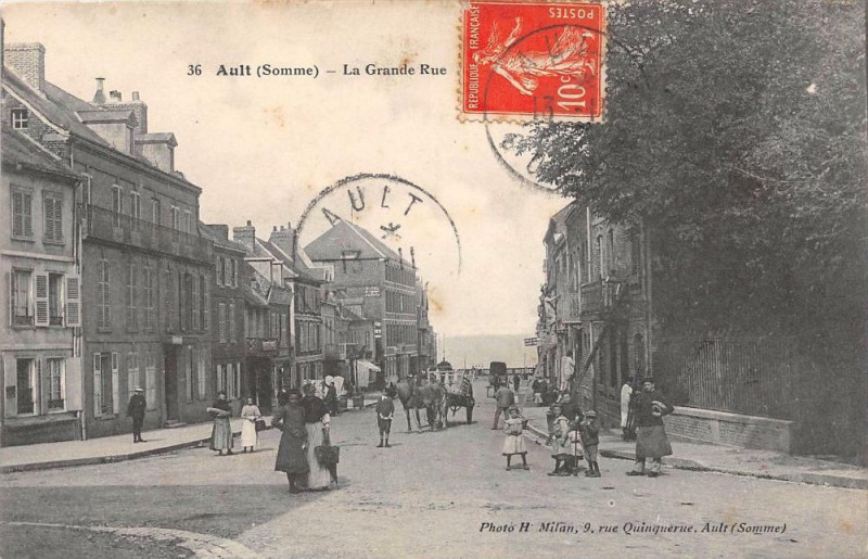 Carte postale ancienne Ault La Grande Rue à Ault