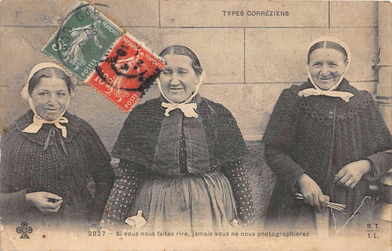 Carte postale ancienne Types Correziens (Gros Plan Femmes