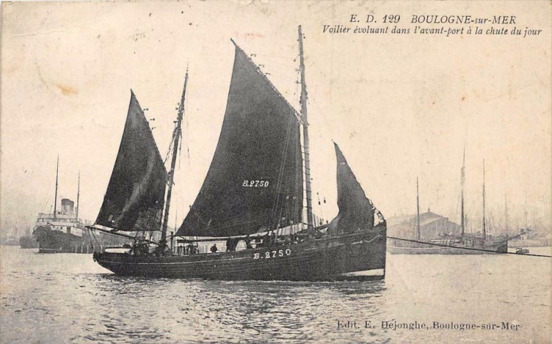 Carte postale ancienne Boulogne Sur Mer Voilier Evoluant Dans L'Avant Port A La Chute Du Jour (p à Boulogne-sur-Mer