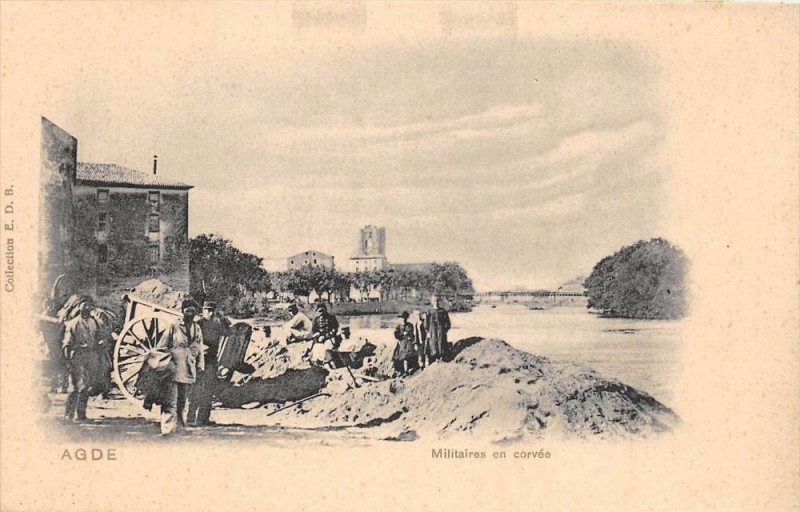 Carte postale ancienne Agde Militaires En Corvee (dos non divisé) à Agde