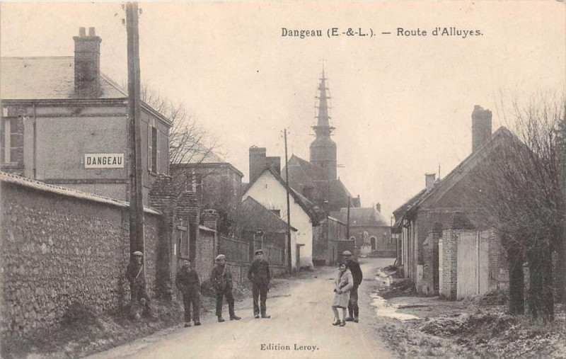 Carte postale ancienne Dangeau Route D'Alluyes à Dangeau