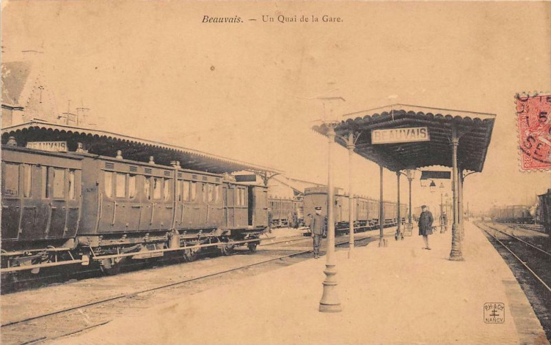 Carte postale ancienne Beauvais Un Quai De La Gare (Train En Gare Gros Plan à Beauvais