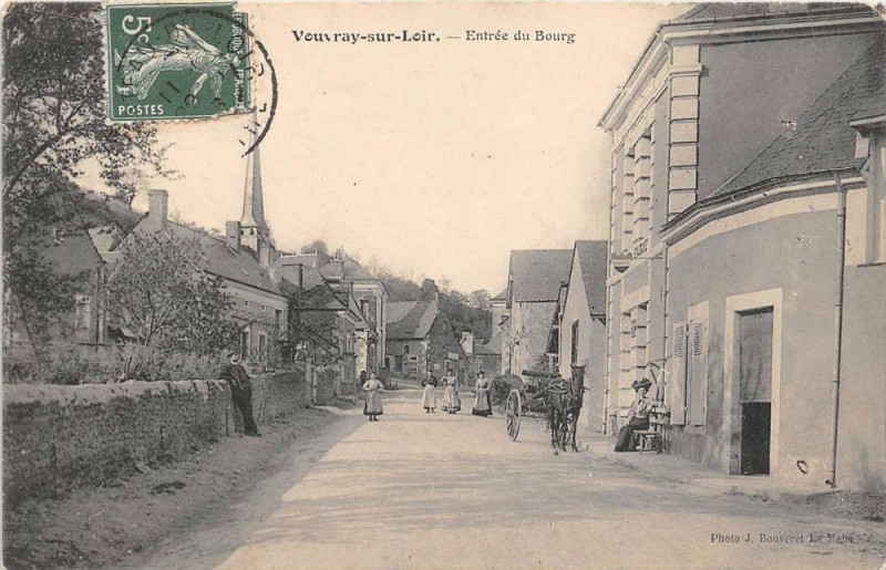 Carte postale ancienne Vouvray Sur Loir Entree Du Bourg