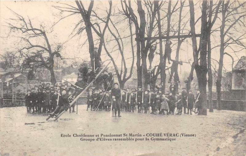 Carte postale ancienne Ecole Chretienne Et Pensionnat Saint-Martin Couhe Verac Groupe D'Eleves Rass