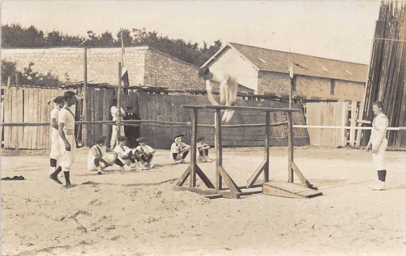 Carte postale ancienne Avon Carte Photo Athletisme Situee Au Verso à Avon