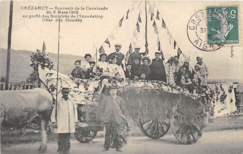 Carte postale ancienne Crezancy Souvenir De La Cavalcade De 1910 Au Profit Des Sinistres De L'Inond à Crézancy