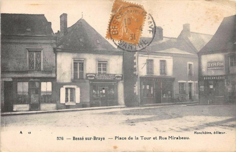 Carte postale ancienne Besse Sur Braye Place De La Tour Et Rue Mirabeau (cliché pas courant
