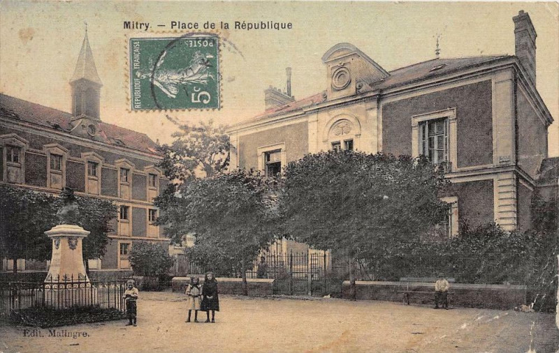 Carte postale ancienne Mitry Place De La Republique (cpa émaillée