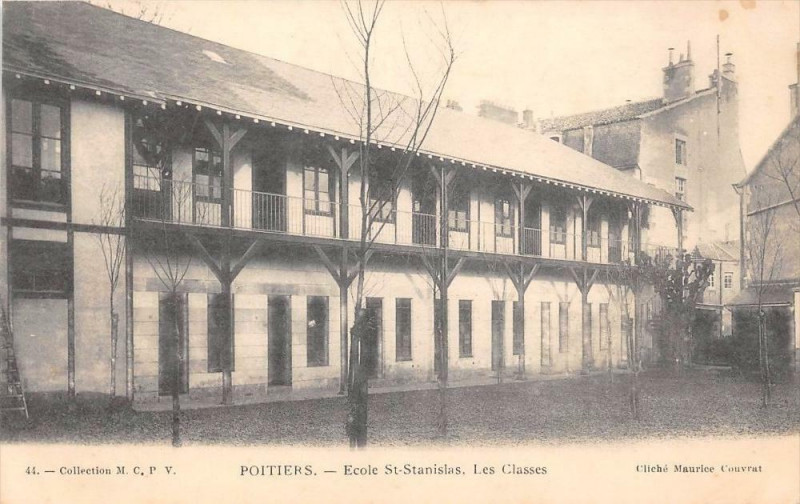 Carte postale ancienne Poitiers Ecole Saint Stanislas Les Classes à Poitiers