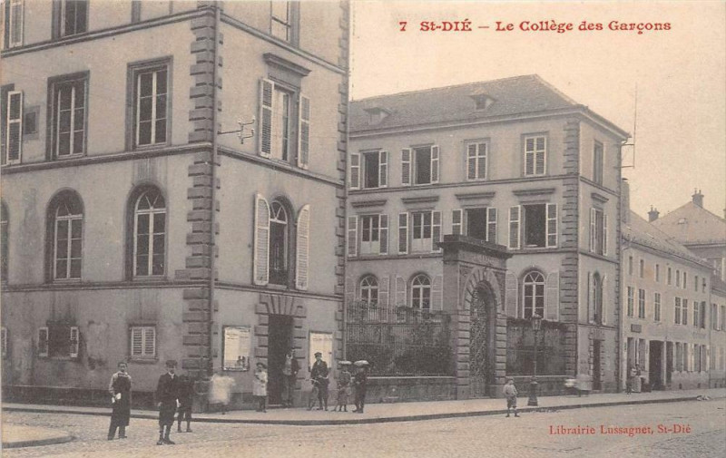 Carte postale ancienne Saint Die Le College Des Garcons
