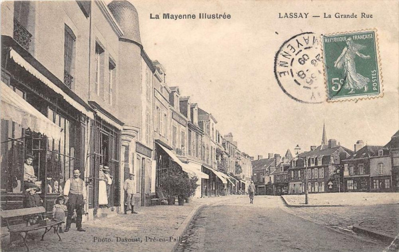 Carte postale ancienne Lassay La Grande Rue