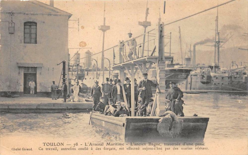 Carte postale ancienne Toulon L'Arsenal Maritime L'Ancien Bagne Traversee D'Une Passe (dos non d à Toulon