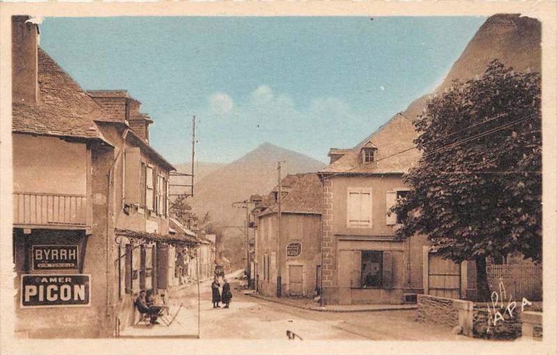 Carte postale ancienne Marignac Avenue De Saint Beat à Marignac