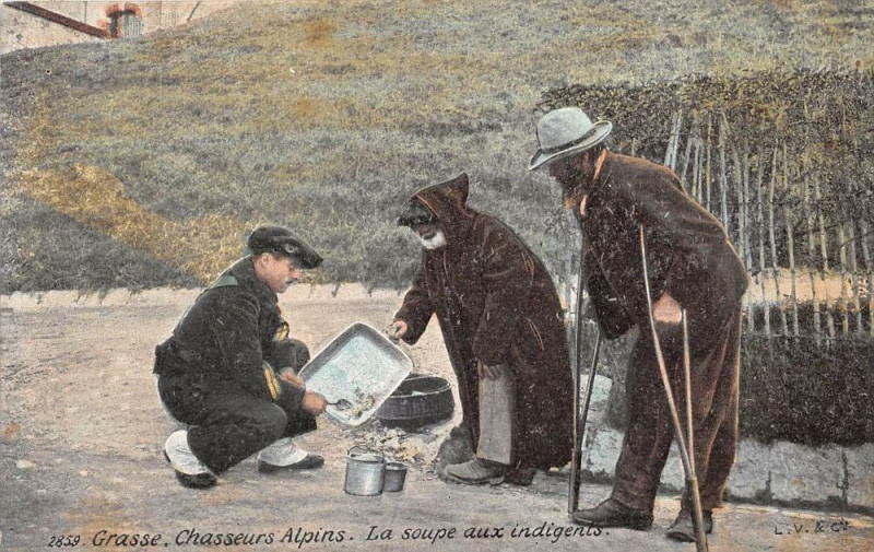 Carte postale ancienne Grasse Chasseurs Alpins La Soupe Aux Indigents à Grasse