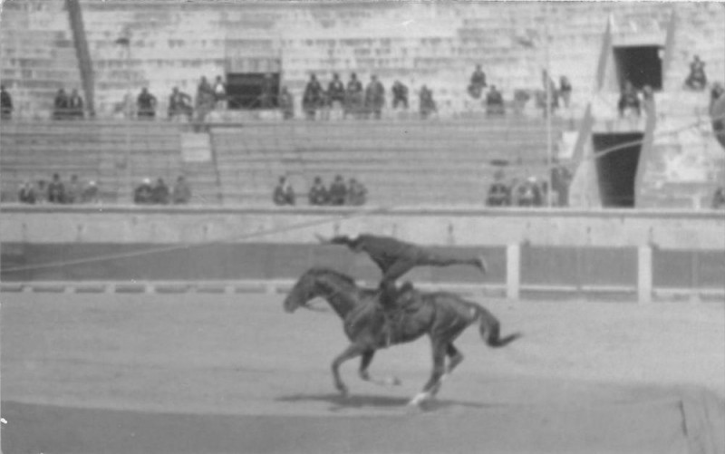 Carte postale ancienne Beziers Rare Carte Photo Figurant Un Saltimbanque Sur Cheval Theme Du Cir à Béziers